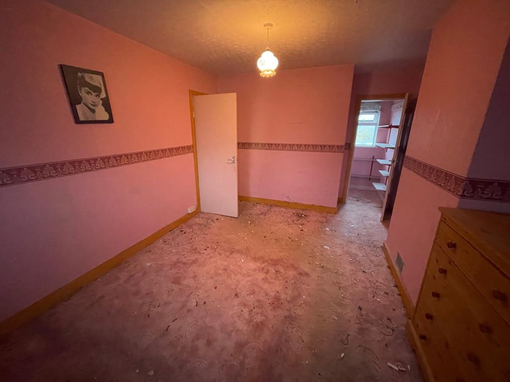 Lot: 35 - THREE-BEDROOM SEMI-DETACHED HOUSE IN POPULAR LOCATION - Bedroom 1